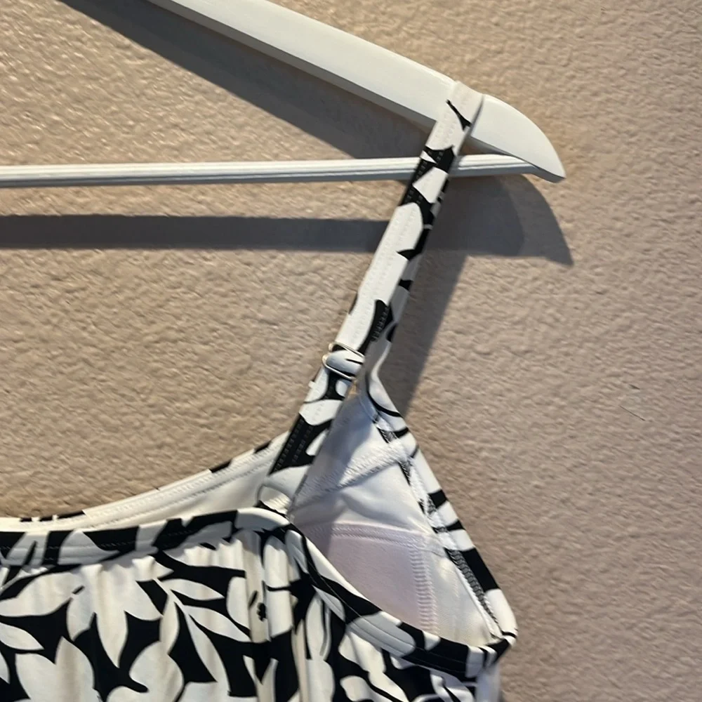 Lands End Women’s Blouson Tummy Hiding Tankini Swimsuit Top Size 8 Black White